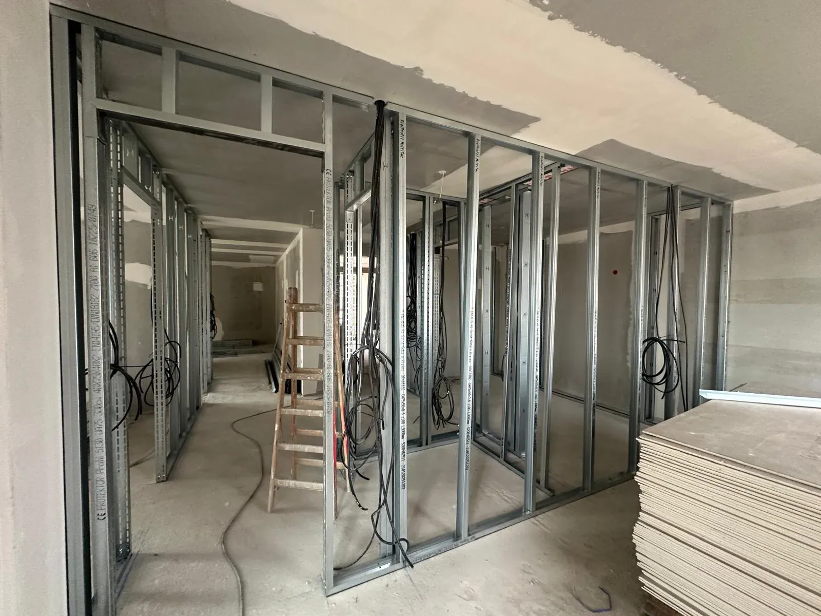 Trockenbau-Ständerwerk mit vorbereiteten Installationen