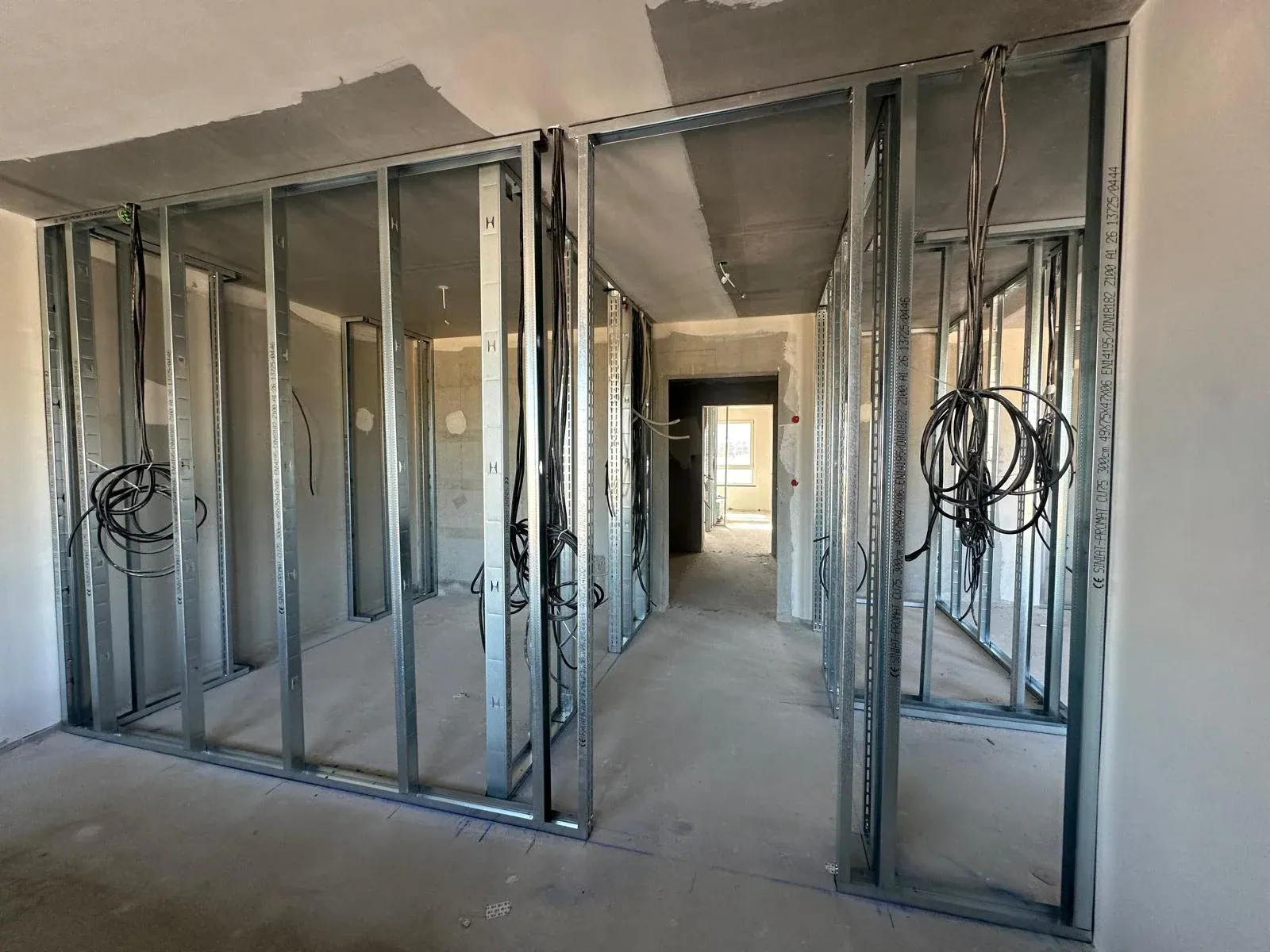 Metallständerwerk für neue Trockenbauwände in einem Rohbau-Geschoss